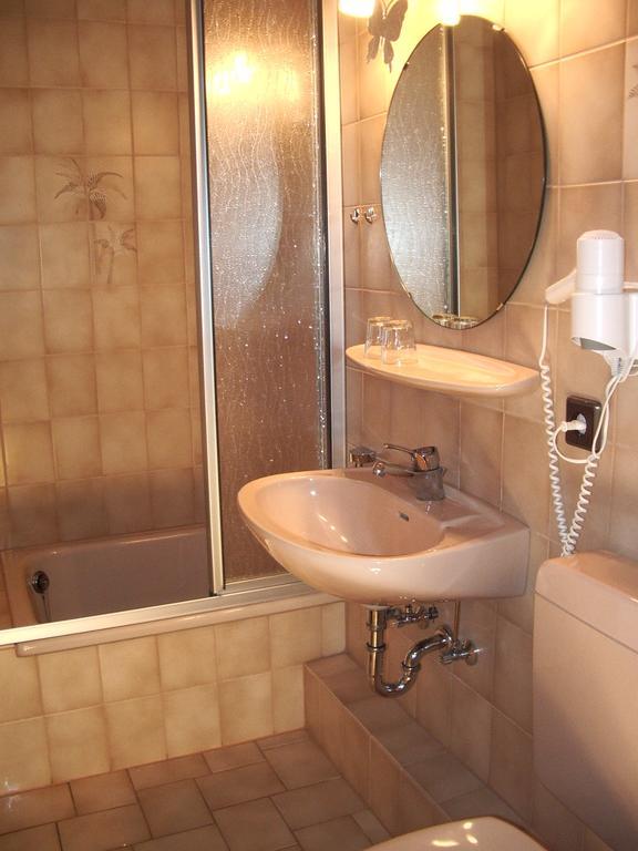 Gaestehaus Resi Hotel Zeltingen-Rachtig Ruang foto
